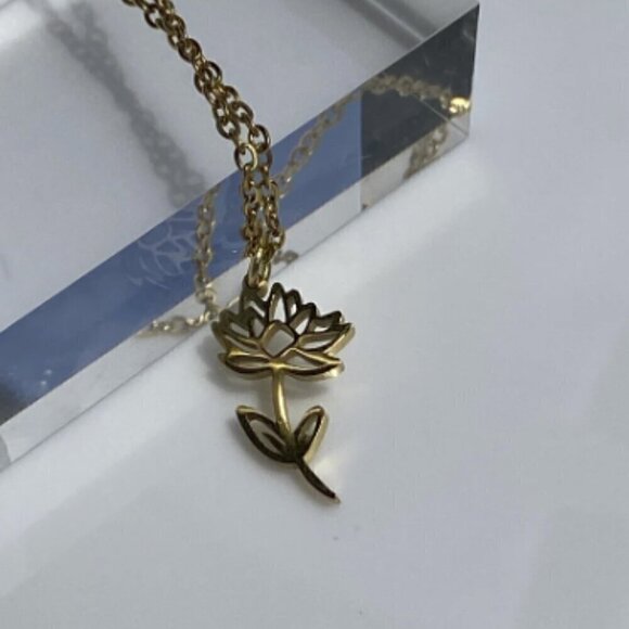 Birth Flower Necklace - Picture 8 of 10